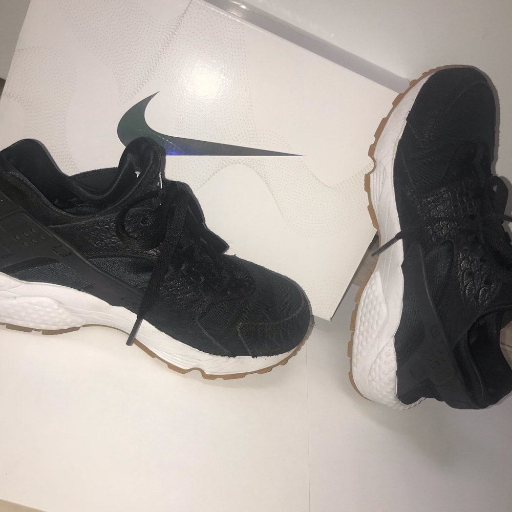 Black and white Nike Huaraches